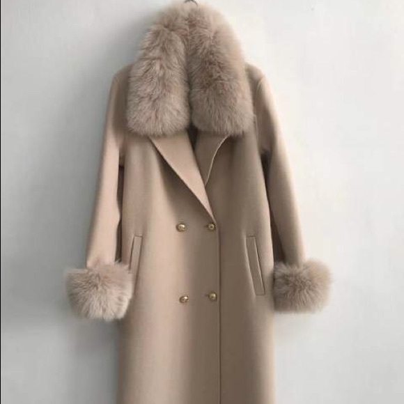 Cashmere wool coat with fox fur trimming. - Picture 1 of 3
